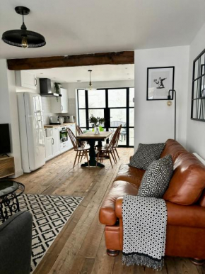 Stunning 3 bedroom & 2 bathroom cottage with patio